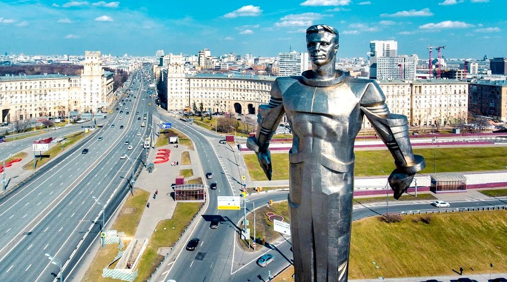 По дороге к станции метро "Ленинский проспект" можно увидеть Памятник Гагарину