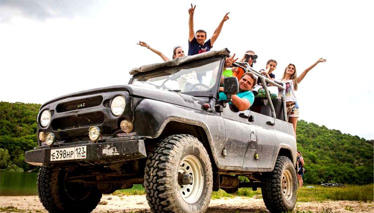 На джипе можно совершить незабываемое путешествие к местным достопримечательностям