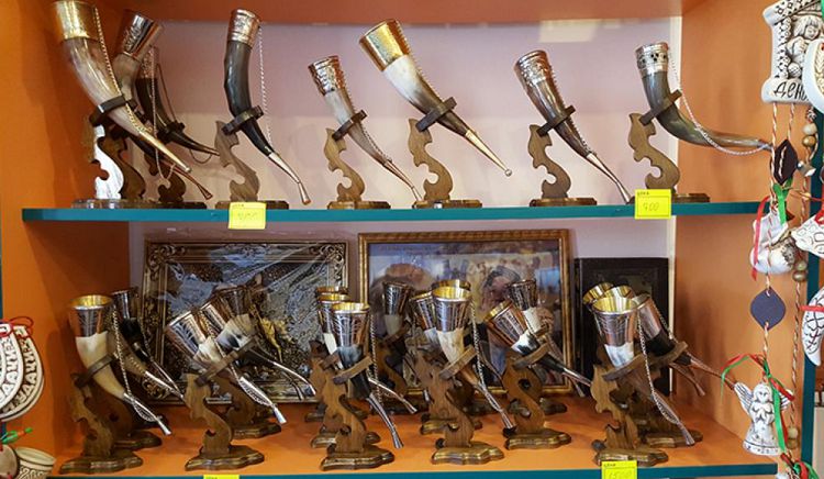 Рога для вина есть в любой сувенирной лавке