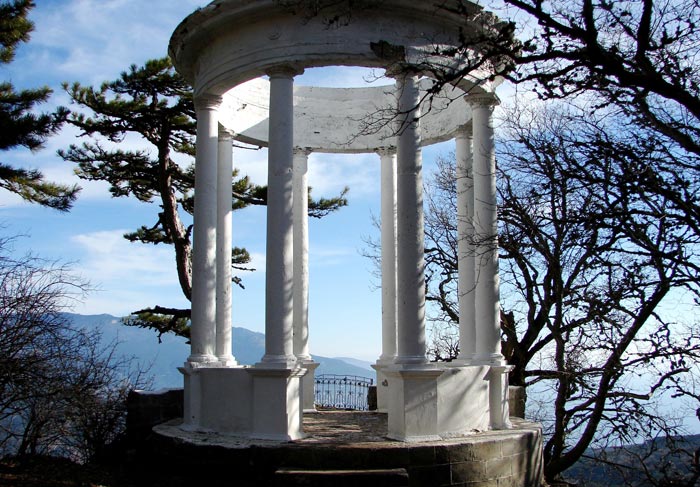 Серебряная беседка - это память о строительном подвиге и романтический объект