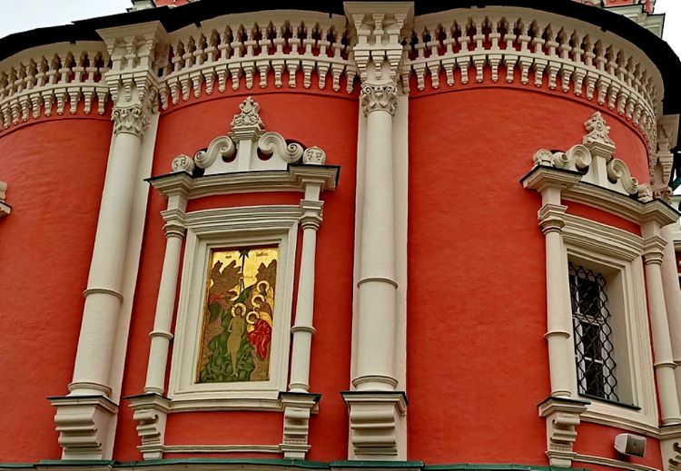 Декор храма очень богат и насыщен множеством элементов 