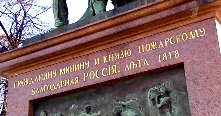 Надпись на памятнике тоже долго и тщательно утверждалась