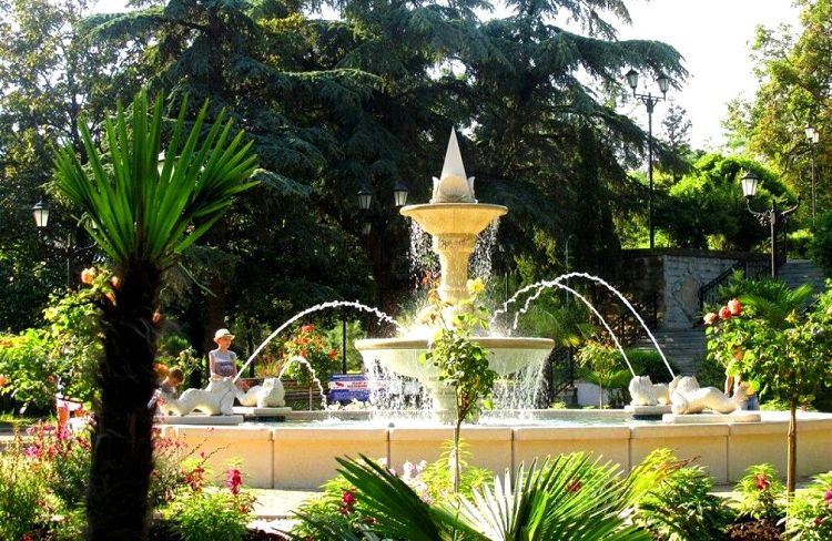 В центре парка находится красивый и освежающий фонтан