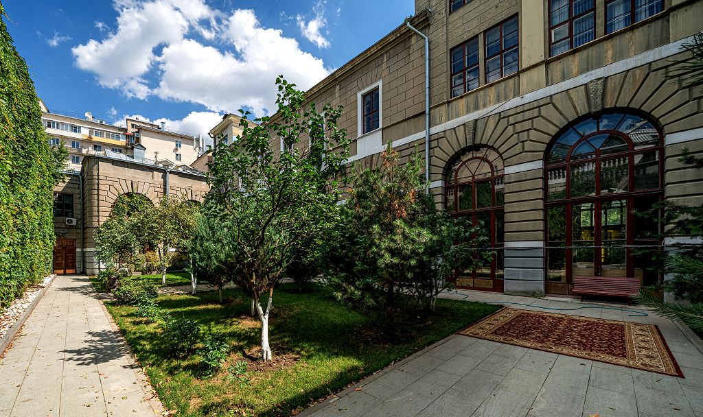 Внутренний дворик выполнен в традициях итальянского палаццо