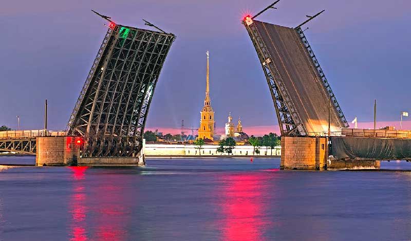 Дворцовый мост ночью в Петербурге