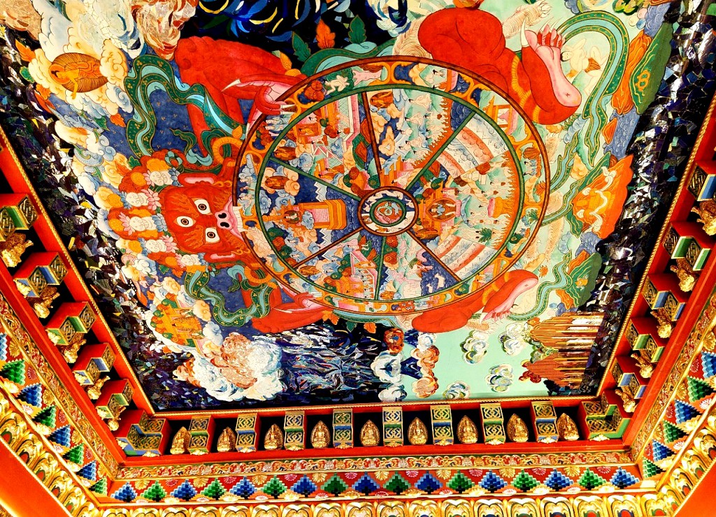 Потолок Буддистского зала полон символическим элементов этого религиозного течения