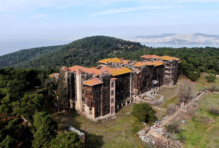 Греческий приют Бююкады - это одно из самых больших деревянных сооружений Европы 19 века