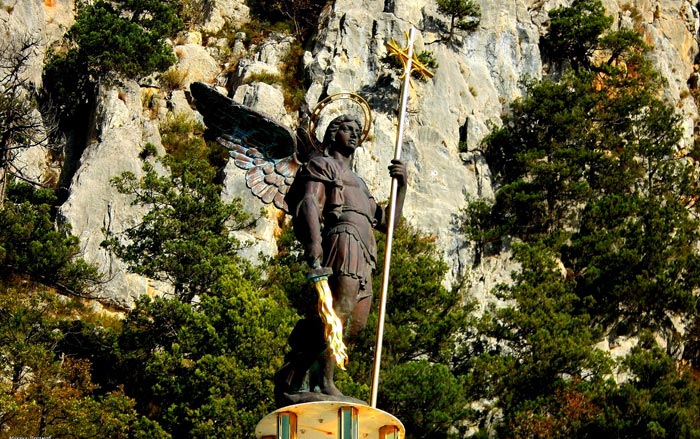 Скульптурное изображение Архангела Михаила венчает Ротонду