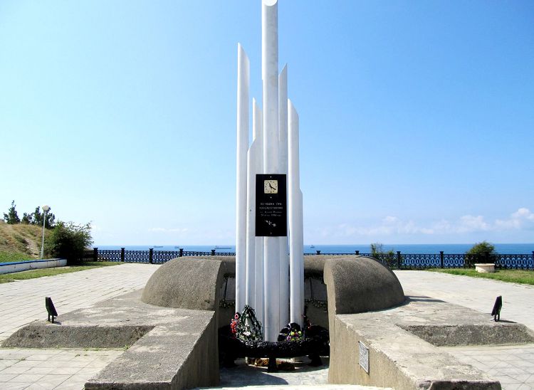 Памятник теплоходу "Адмирал Нахимов" - это памятник жертвам мирного времени