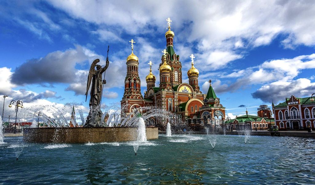 Архангел Гавриил с радостной вестью практически бежит по воду навстречу Марии