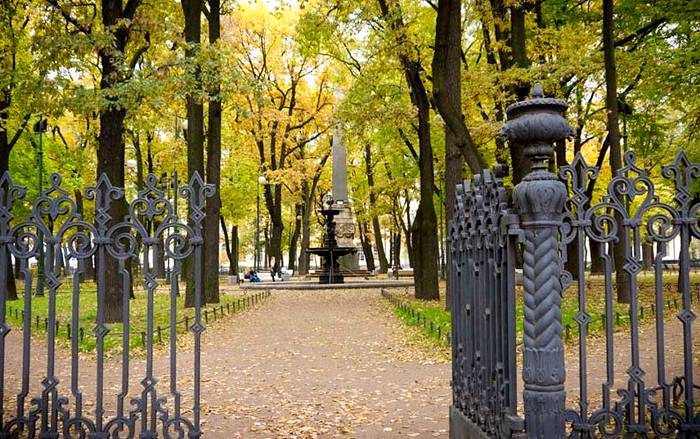 Прогулка по Румянцевскому скверу поможет восстановить силы и отдохнуть