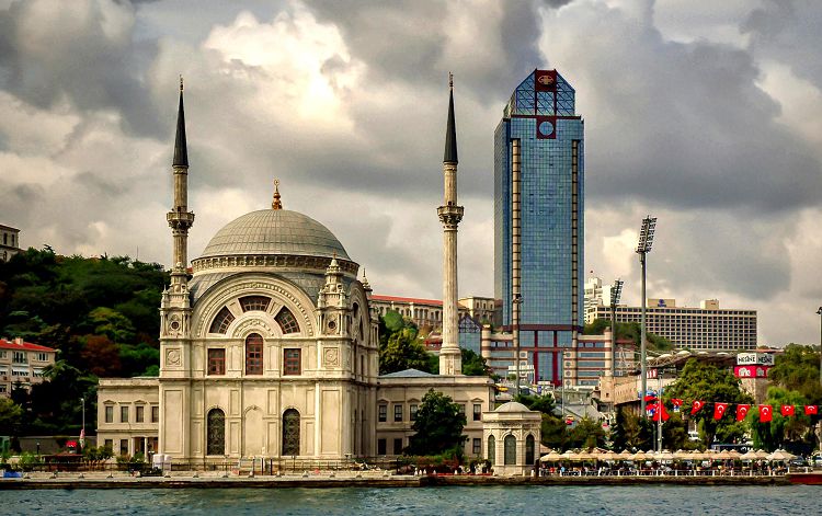 Мечеть Долмабахче находится недалеко от пристани по дороге к дворцовому комплексу