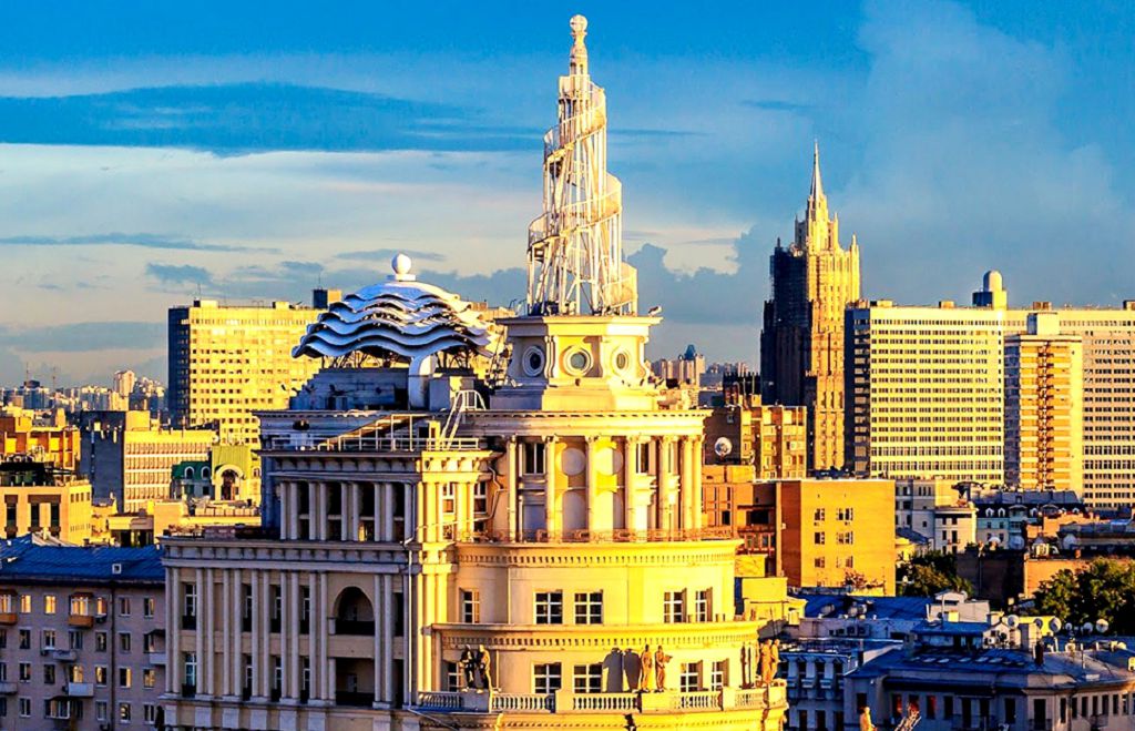 Завершение дома, состоящее и двух частей, носит очень экстравагантный характер