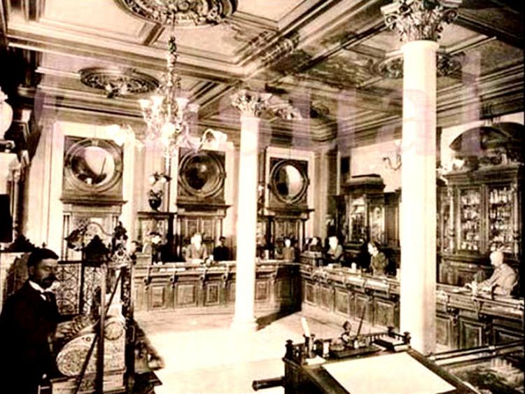 Внутреннее убранство аптеки было роскошным и изысканным