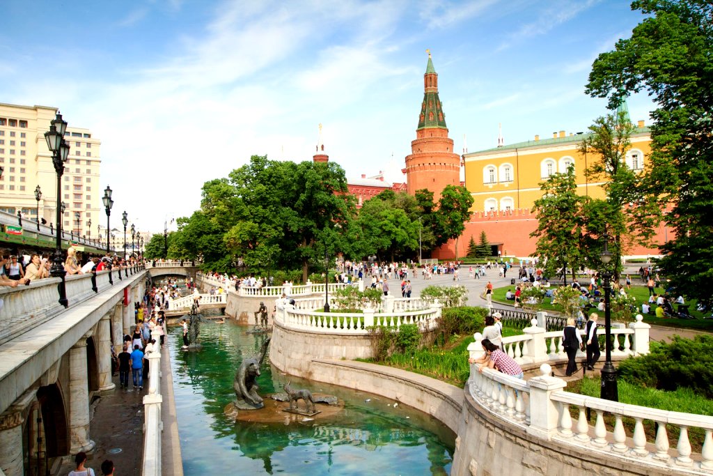 Около прекрасного Фонтанного комплекса туристы останавливаются для фотосессий