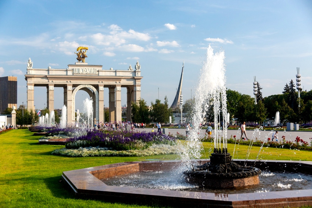 От арочного входа к Главному павильону идет Центральная аллея с фонтанами