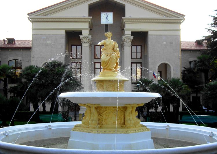 Фонтан с фигурой Богини Навигации находится позади здания Морвокзала