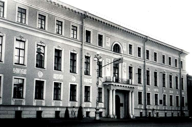 Фасад Дома Нарышкиных-Мятлевых является старейшим строением площади Фасад Дома Нарышкиных-Мятлевых является старейшим строением площади