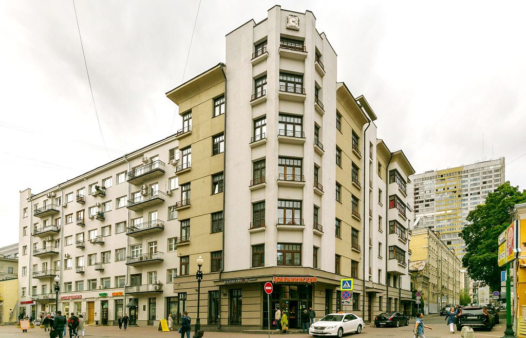 Дом № 18 - современное жилое строение - находится на перекрестке Арбата с Серебряным переулком