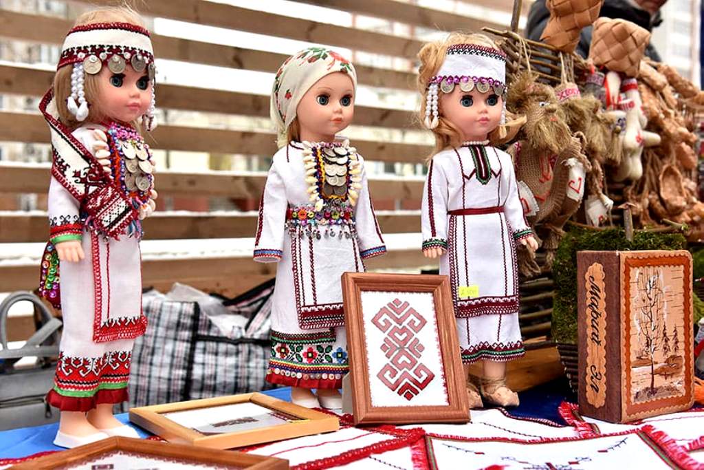 Замечательным сувениром из Йошкар-Олы может стать и кукла в национальной марийской одежде Замечательным сувениром из Йошкар-Олы может стать и кукла в национальной марийской одежде