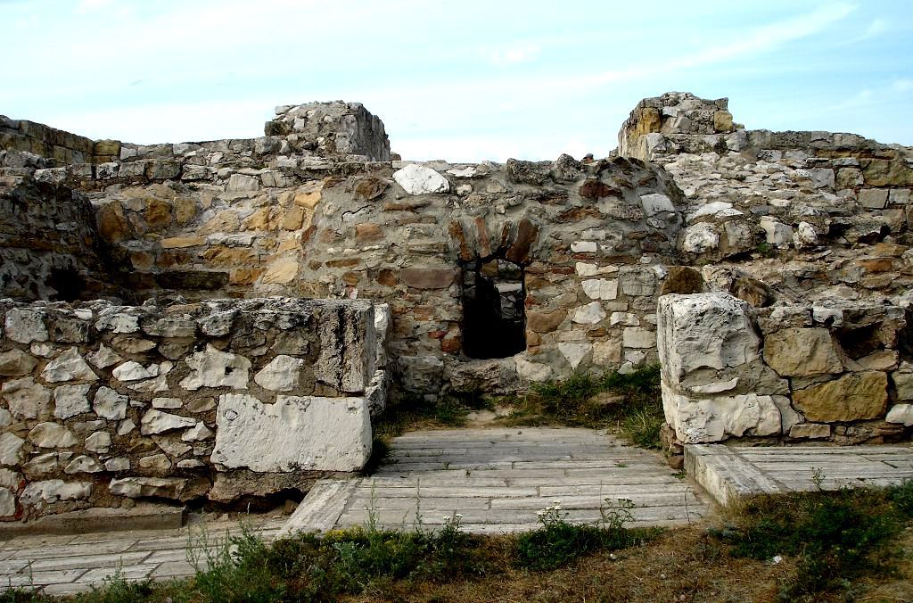 Монументальные строения первой столицы Булгарии превратились в руины