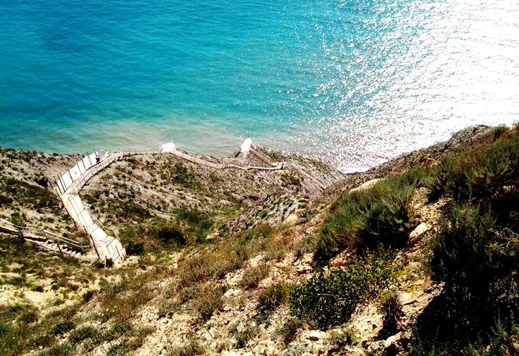 Спускаться к побережью даже по лестнице не самая легкая задача