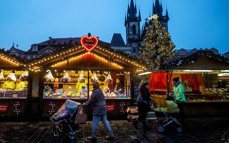 Ярмарочные ларьки полностью заполняют Староместскую площадь