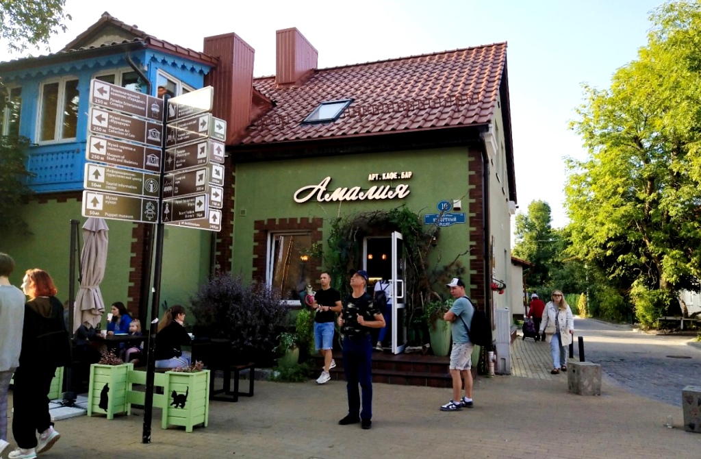 Чтобы не потеряться в обилие кафе и небольших магазинов надо сверь курс по указателям!