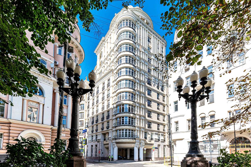 Дом "Патриарх" - это современная архитектурная достопримечательность Малой Бронной