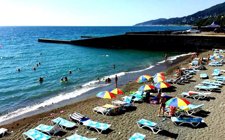 Пляж Санатория "Октябрьский" покрыт мелкой галькой смешанной с песком