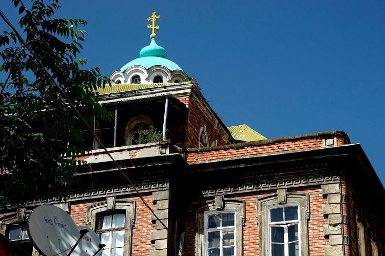 Храм Св. Пантелеймона находится на верхнем этаже жилого дома, аего купол - на крыше