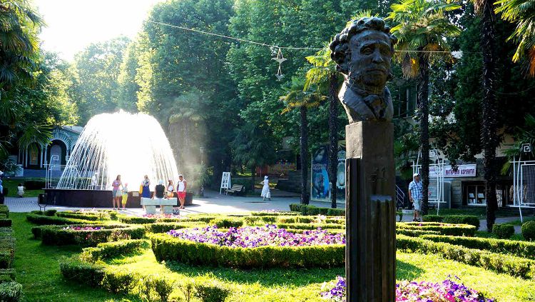 Аллея писателей парка является местной достопримечательностью