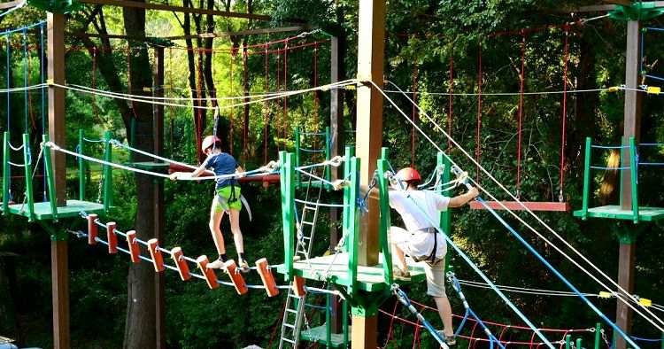 В веревочном городке можно задержаться и подольше!