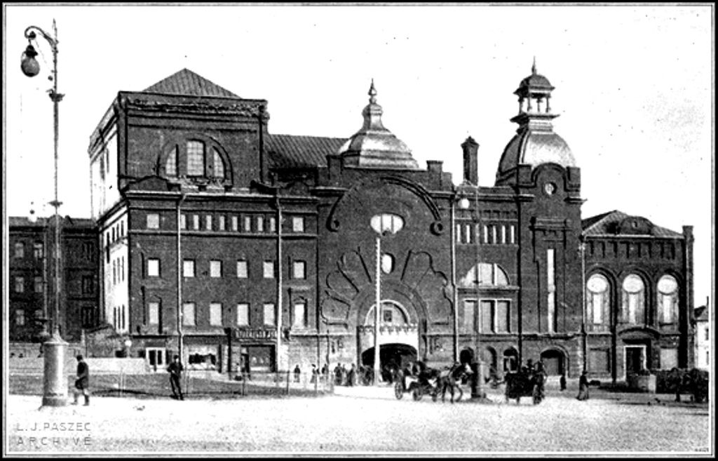 Такое театральное здание досталось Мейерхольду в наследство от Омона