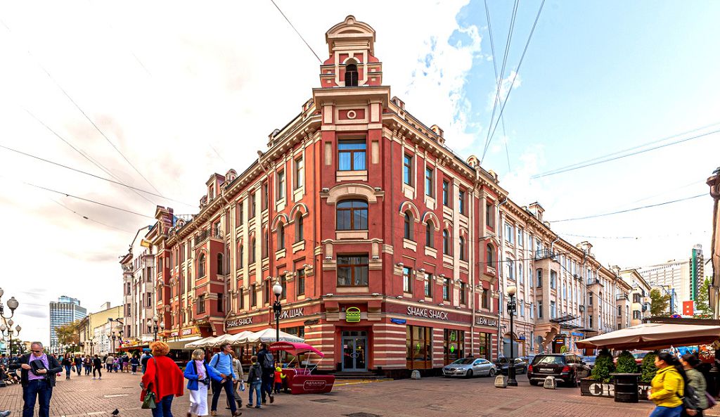 Дом № 38 находится на углу Арбата и Спасопесковского переулка