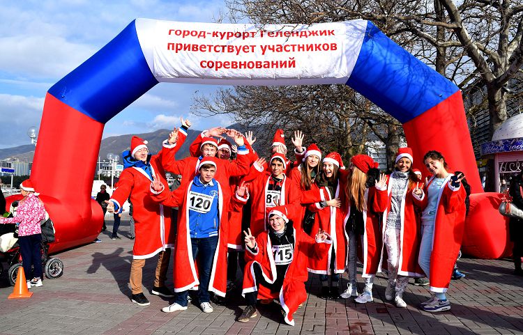 А еще в Геленджике проводится традиционный забег "дедов морозов" А еще в Геленджике проводится традиционный забег "дедов морозов"