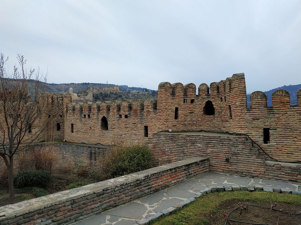 Остатки древней дворцовой стены