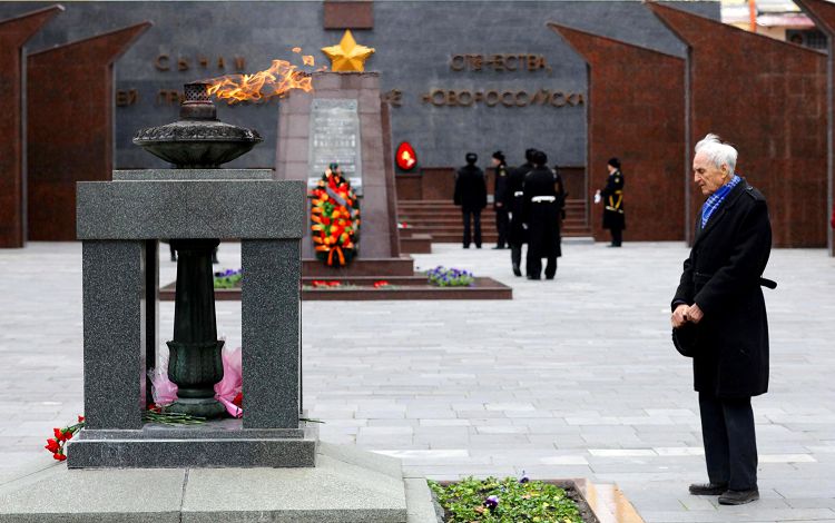 К Вечному огню все еще приходят ветераны войны, чтобы почтить память своих товарищей