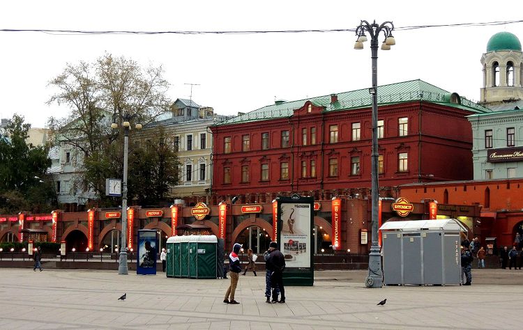 Красное здание Бизнес-центра было когда-то торговым домом Никольского монастыря