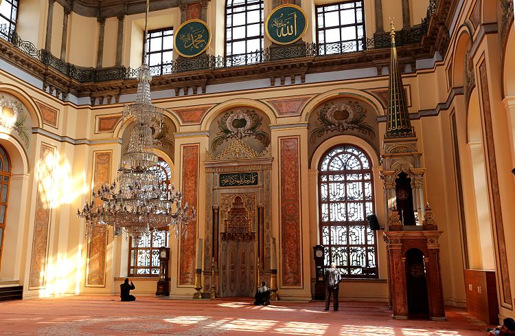 Устремленная наверх мечеть выглядит легкой, воздушной и торжественной