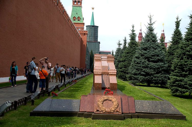 Захоронения у кремлевской стены фото