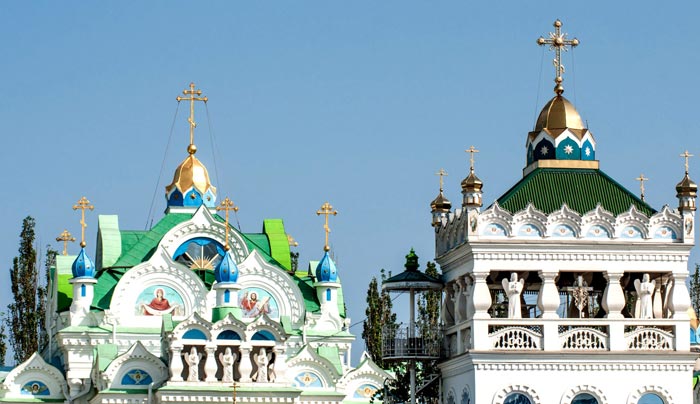 Нарядные завершения храмового комплекса