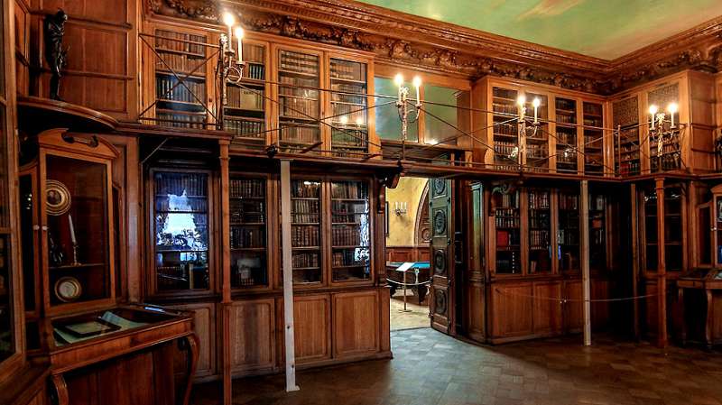 Кабинет князя являлся одновременно и знаменитой Библиотекой Юсуповых