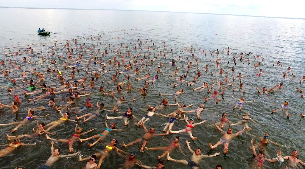 Массовое купание в соленом озере