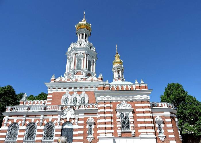 Храмом Воскресения можно полюбоваться при посещении Смоленского кладбища