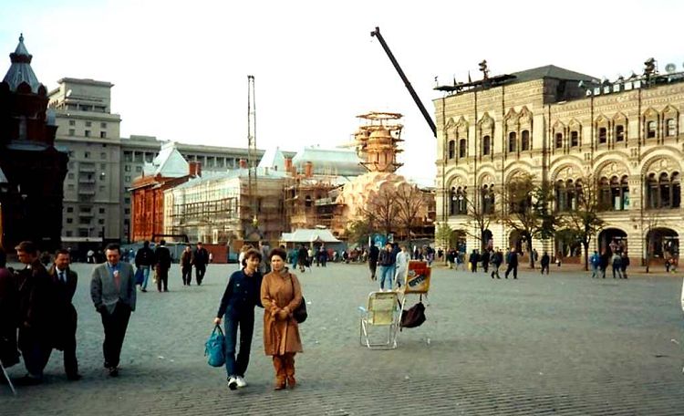 В 90-е годы вернулись на Красную площадь Казанский собор и Воскресенские ворота