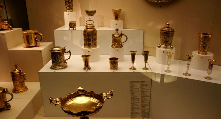 Золото литерных залов объединяет все века и все народы