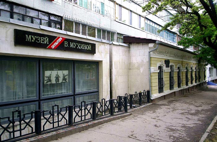 Сохранившаяся стена дома, где жила В.Мухина