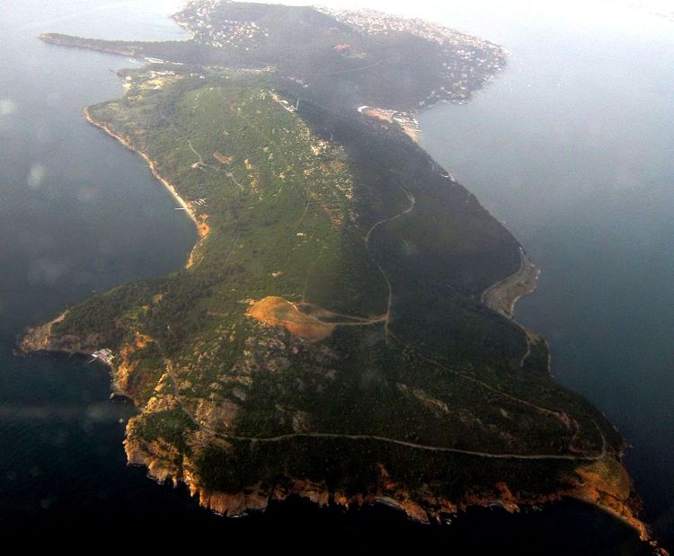 Остров Бююкада - самый большой и самый популярный туристический объект архипелага