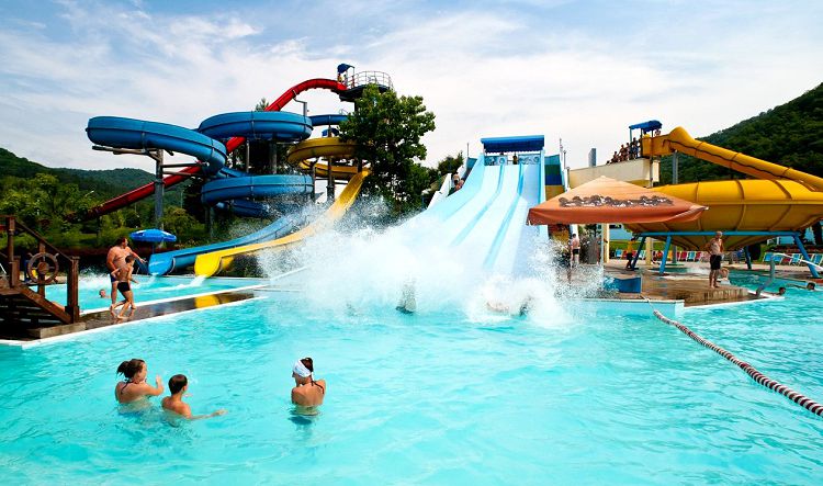 Все аквапарковые спуски заканчиваются в комфортных бассейнах